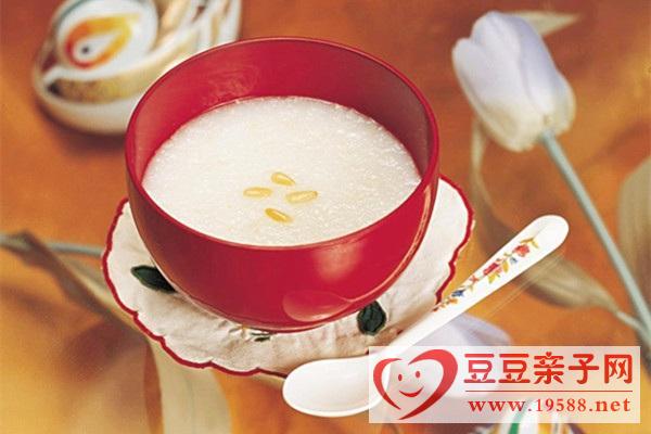 孕妇营养早餐：鸡粒松仁米粥的做法