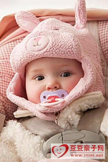 宝宝冬天穿衣注意：手暖、背暖、肚暖、足暖